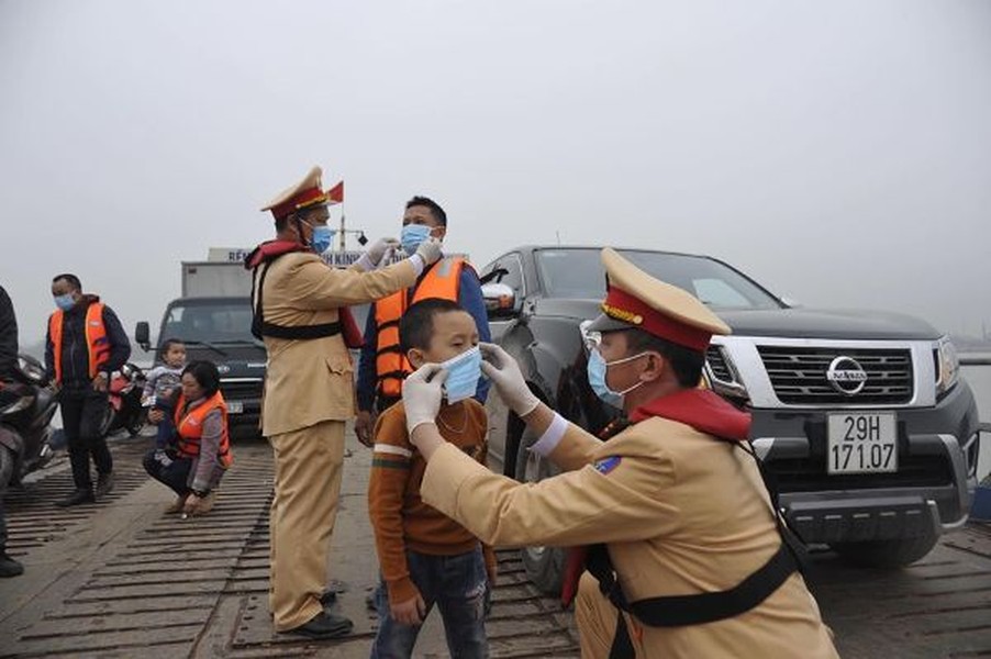 Cục Cảnh sát giao thông phát khẩu trang miễn phí phòng dịch virus Corona trên đường thủy